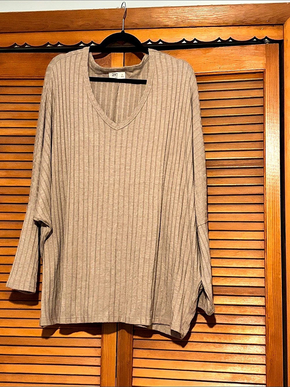 24/7 Comfort Apparel Ribbed V-Neck Tunic in Beige, Like New